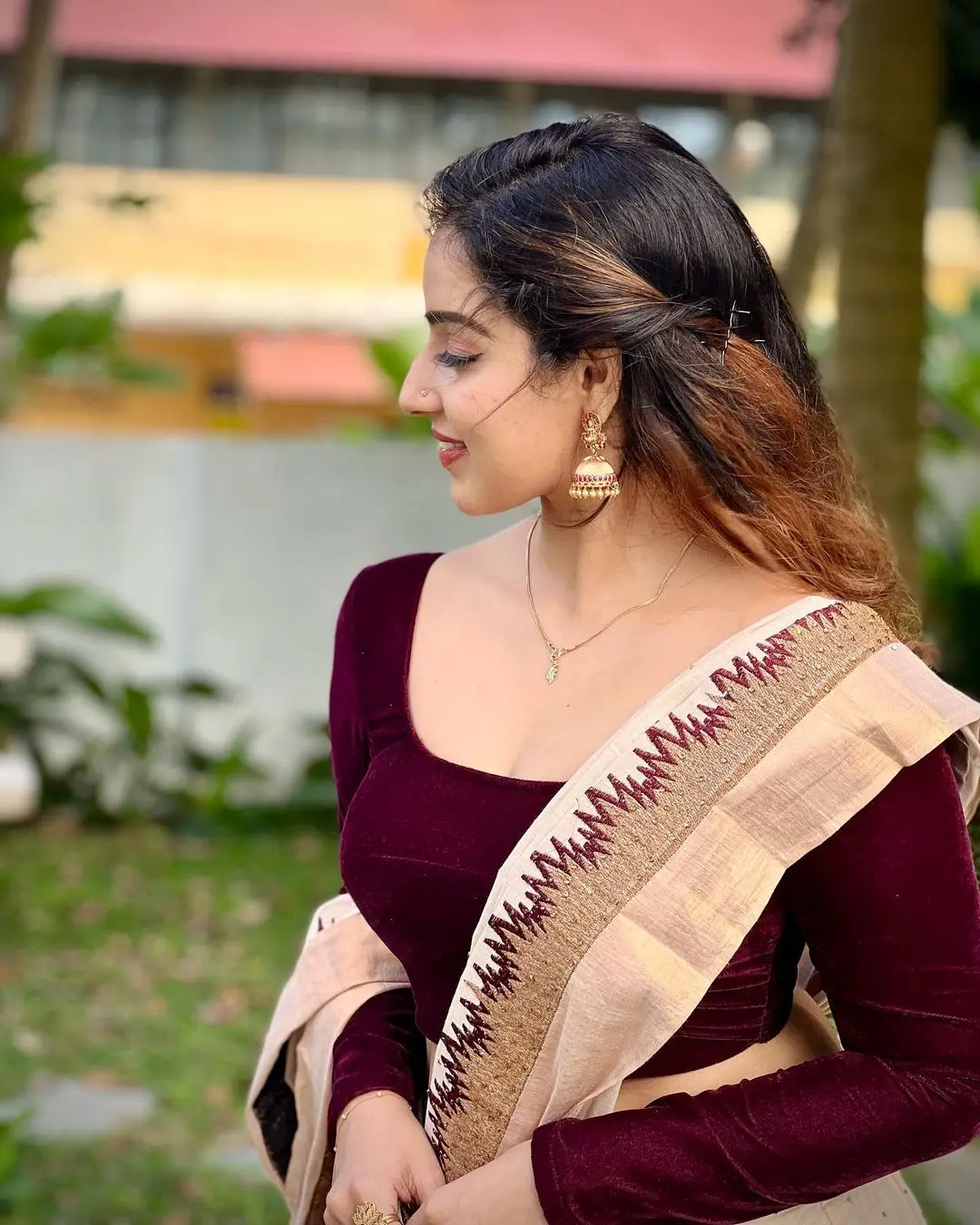 MALAYALAM ACTRESS MALAVIKA MENON IN WHITE SAREE MAROON BLOUSE 5